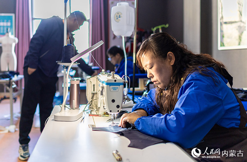 11月16日，呼和浩特市玉泉區(qū)殘疾人職業(yè)技能競(jìng)賽現(xiàn)場(chǎng)，參賽選手在“裁縫”項(xiàng)目比賽中。丁根厚攝