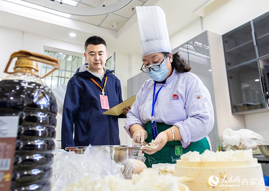 11月16日，呼和浩特市玉泉區(qū)殘疾人職業(yè)技能競(jìng)賽現(xiàn)場(chǎng)，參賽選手在“燒賣(mài)美食制作”項(xiàng)目比賽中。丁根厚攝