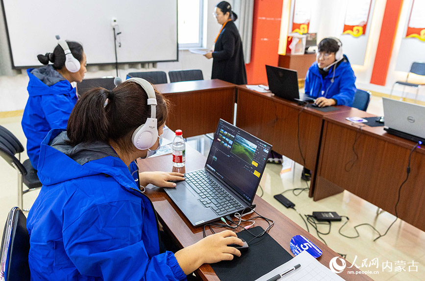 11月16日，呼和浩特市玉泉區(qū)殘疾人職業(yè)技能競賽現(xiàn)場，參賽選手在“短視頻制作”項目比賽中。丁根厚攝