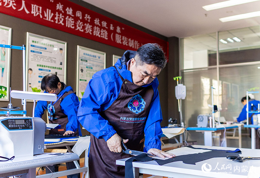 11月16日，呼和浩特市玉泉區(qū)殘疾人職業(yè)技能競賽現(xiàn)場，參賽選手在“裁縫”項目比賽中。丁根厚攝