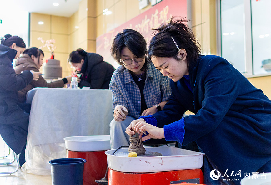 11月16日，呼和浩特市玉泉區(qū)殘疾人職業(yè)技能競賽陶藝互動體驗區(qū)，市民在學(xué)習(xí)制作陶藝作品。丁根厚攝