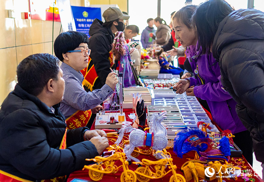 11月16日，呼和浩特市玉泉區(qū)殘疾人職業(yè)技能競(jìng)賽現(xiàn)場(chǎng)，市民在殘疾人就業(yè)成果展示區(qū)參觀“敕勒川巧娘”手工藝品。丁根厚攝