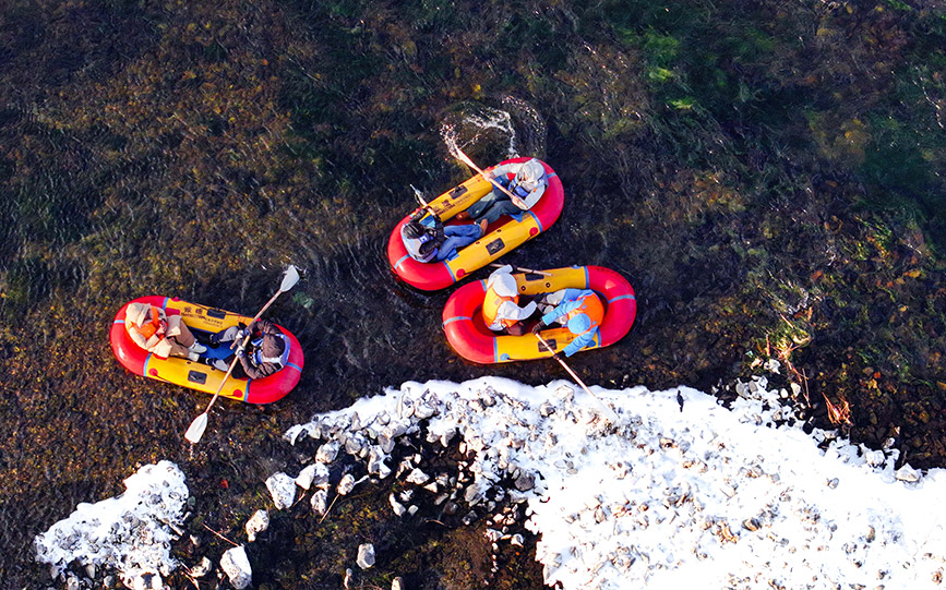 11月15日，游客在哈拉哈河阿爾山段體驗(yàn)冰雪漂流（無(wú)人機(jī)照片）。王正攝
