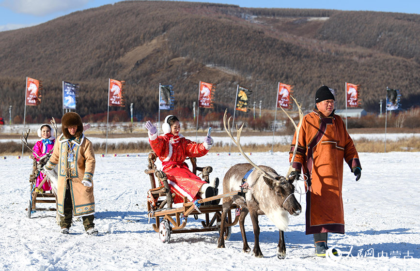 11月15日，游客在阿爾山市鹿角灣森林牧場體驗馴鹿雪車。王正攝