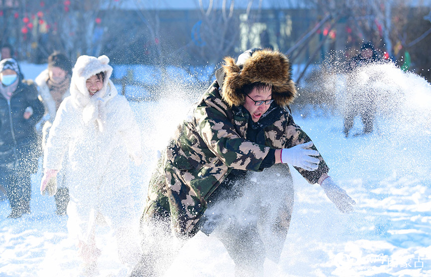 11月15日，游客在阿爾山市鹿角灣森林牧場(chǎng)打雪仗。王正攝