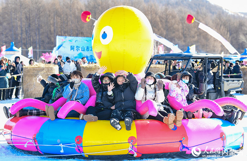 11月15日，游客在阿爾山市鹿角灣森林牧場(chǎng)參加冰雪趣味游戲。王正攝
