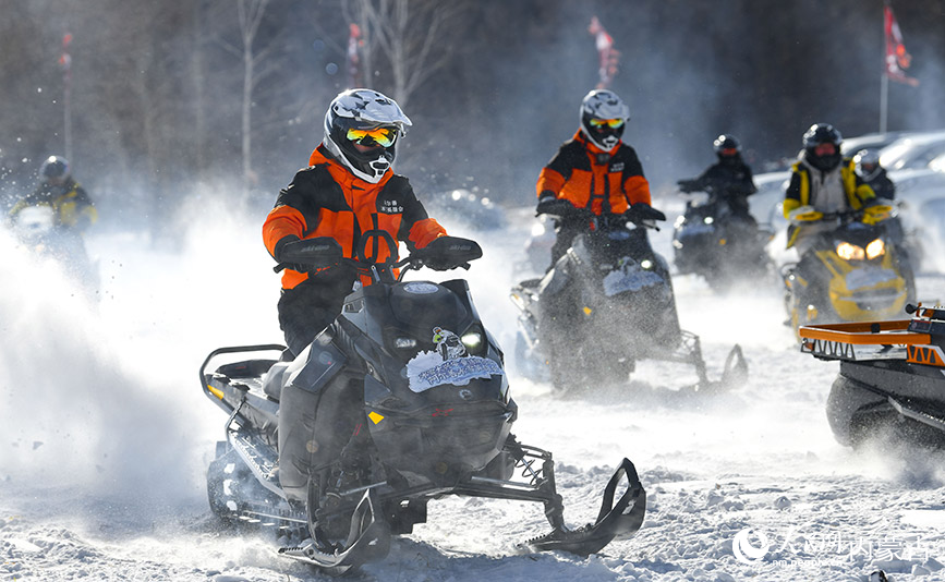 11月15日，游客在阿爾山市鹿角灣森林牧場(chǎng)參加冰雪趣味運(yùn)動(dòng)。王正攝