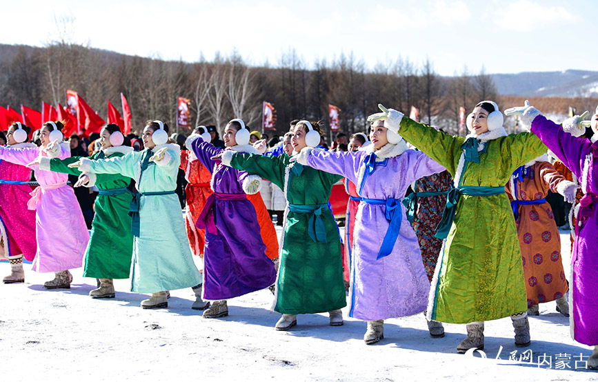 11月15日，演員在阿爾山市鹿角灣森林牧場(chǎng)表演。王正攝