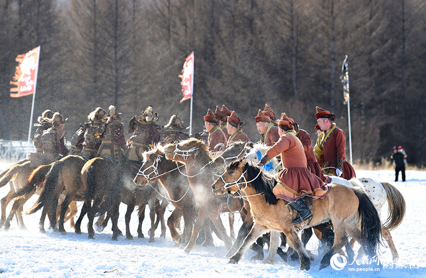 11月15日，牧民騎馬在阿爾山市鹿角灣森林牧場表演。王正攝