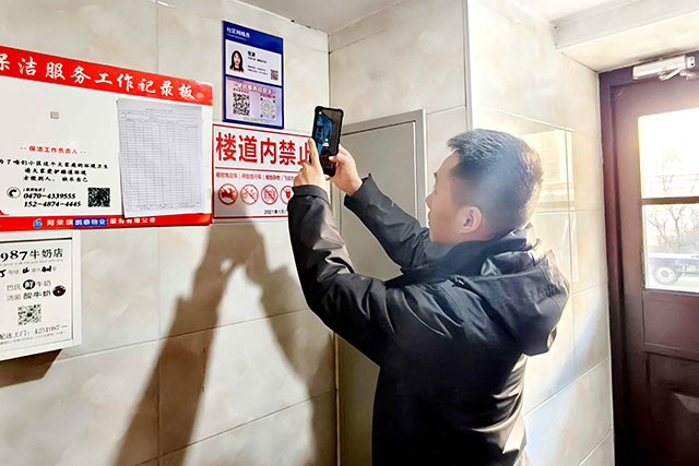 阿榮旗市民正在掃碼數(shù)字門牌。齊海洋攝