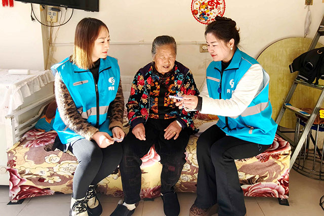 幸福社區(qū)工作人員為社區(qū)老人辦理醫(yī)保認證。齊海洋攝