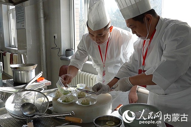 參賽團隊菜肴制作現(xiàn)場。實習(xí)生 牛佳攝