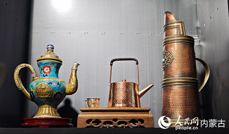 精美的烏拉特銅銀器制品。人民網(wǎng)記者 張雪冬攝