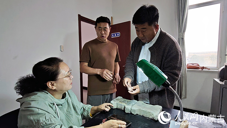 非遺工坊負(fù)責(zé)人張碩文對前來學(xué)習(xí)烏拉特銅銀器制作技藝的學(xué)生進(jìn)行技術(shù)指導(dǎo)。人民網(wǎng)記者 張雪冬攝