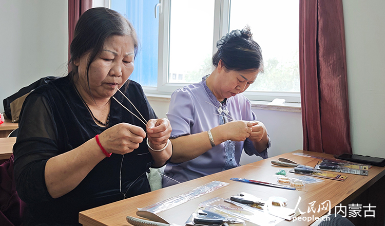 學(xué)員在非遺工坊認(rèn)真學(xué)習(xí)掐絲技藝。人民網(wǎng)記者 張雪冬攝