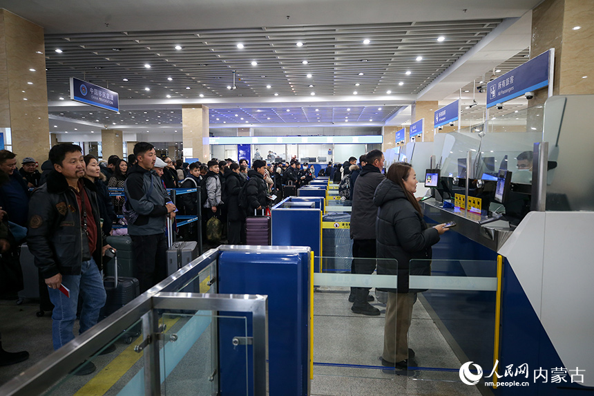 二連出入境邊防檢查站移民管理警察為旅客辦理入境手續(xù)。郭鵬杰攝