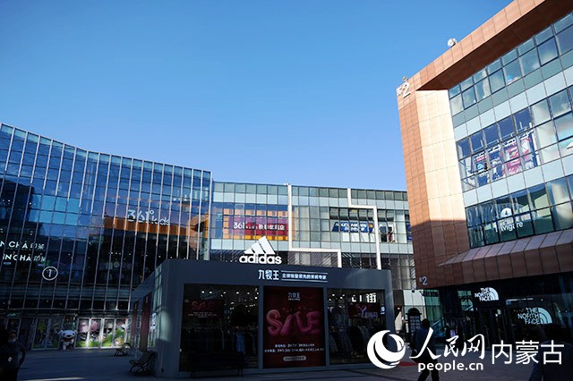 王府井奧萊·如意小鎮(zhèn)。實(shí)習(xí)生 牛佳攝