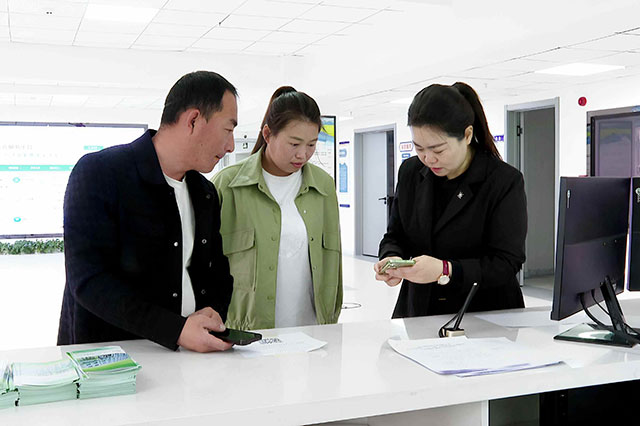 農(nóng)戶來到阿榮旗“三位一體”綜合服務(wù)中心了解土地流轉(zhuǎn)信息。