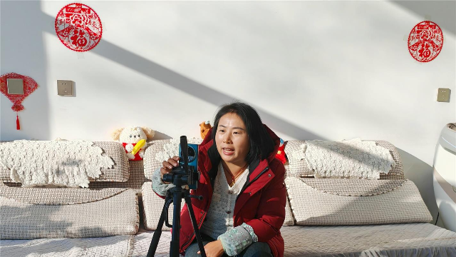 張亞玲正為椒農(nóng)講解紅干椒儲(chǔ)存和銷售要點(diǎn)。