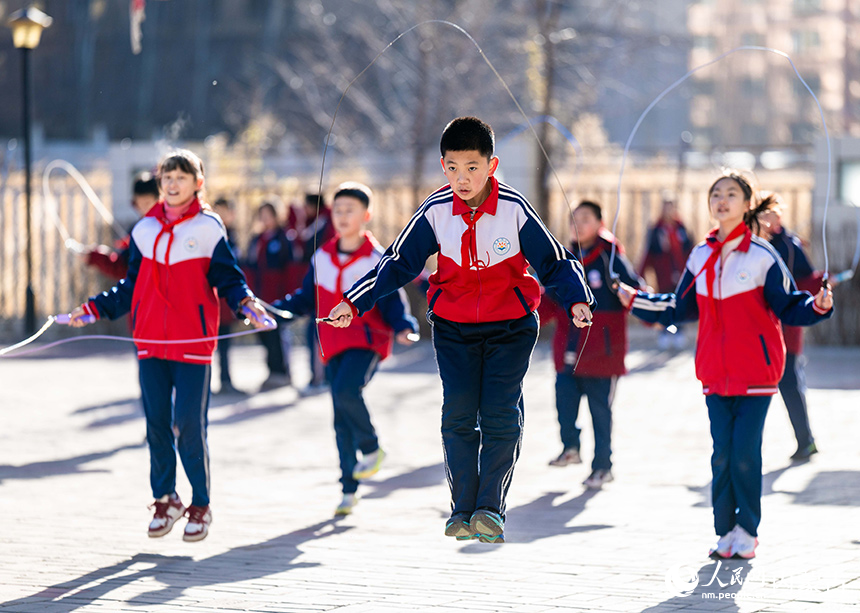 內(nèi)蒙古呼和浩特市玉泉區(qū)石東路小學(xué)的學(xué)生在操場(chǎng)上練習(xí)跳繩。丁根厚攝