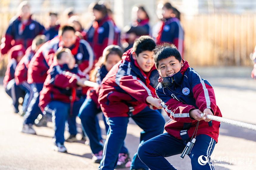 內(nèi)蒙古呼和浩特市玉泉區(qū)石東路小學(xué)的學(xué)生在操場(chǎng)上進(jìn)行拔河比賽。丁根厚攝