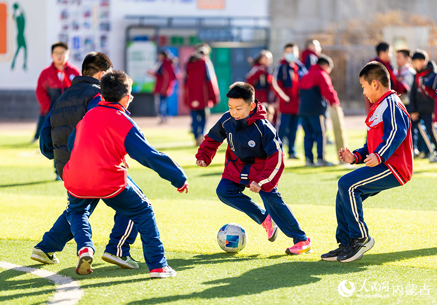 內(nèi)蒙古呼和浩特市玉泉區(qū)石東路小學(xué)的學(xué)生在操場上進(jìn)行足球分組對抗賽。丁根厚攝