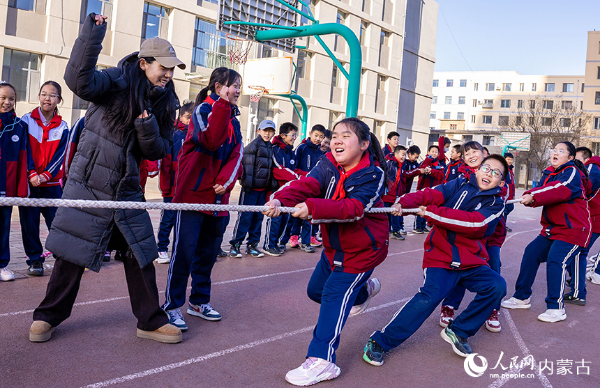 內(nèi)蒙古呼和浩特市玉泉區(qū)石東路小學(xué)的學(xué)生在操場(chǎng)上進(jìn)行拔河比賽。丁根厚攝