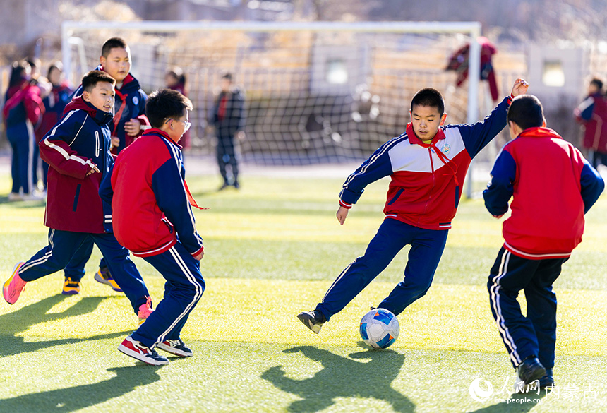 內(nèi)蒙古呼和浩特市玉泉區(qū)石東路小學(xué)的學(xué)生在操場上進(jìn)行足球分組對抗賽。丁根厚攝