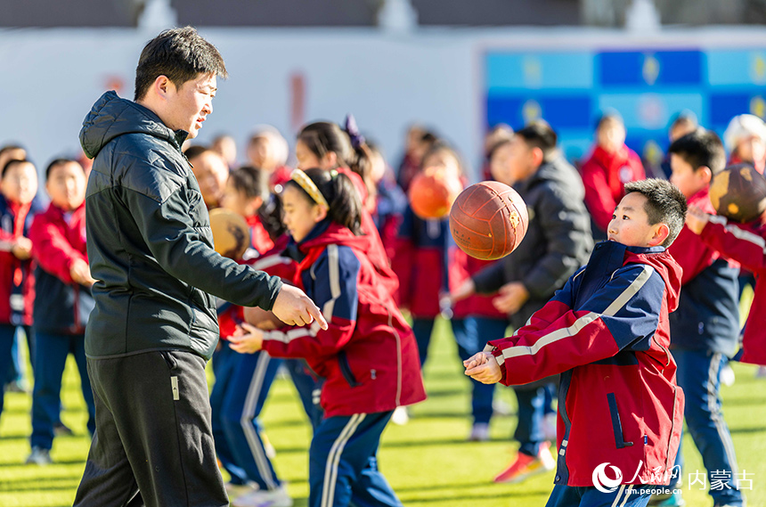 內(nèi)蒙古呼和浩特市玉泉區(qū)石東路小學(xué)的學(xué)生在操場(chǎng)上進(jìn)行排球基礎(chǔ)訓(xùn)練。丁根厚攝