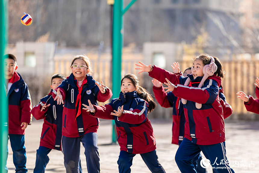 內(nèi)蒙古呼和浩特市玉泉區(qū)石東路小學(xué)的學(xué)生在操場(chǎng)上玩打沙包。丁根厚攝