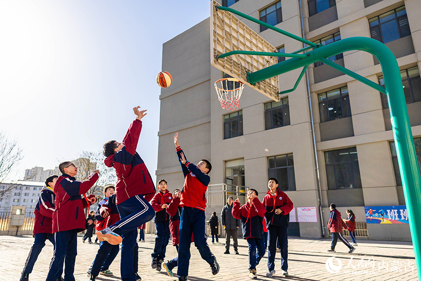 內(nèi)蒙古呼和浩特市玉泉區(qū)石東路小學的學生在操場上打籃球。丁根攝
