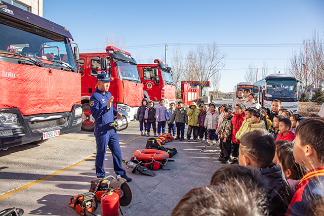 消防員向小朋友講解各類消防器材的使用場景