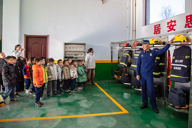 消防員向小朋友介紹救援服常識