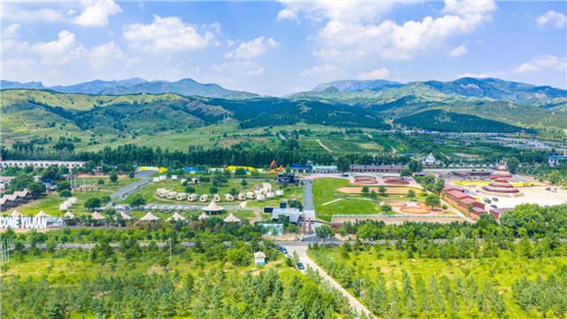 如今的敕勒川草原水草風貌、文旅項目集聚，游客紛至沓來、流連忘返。