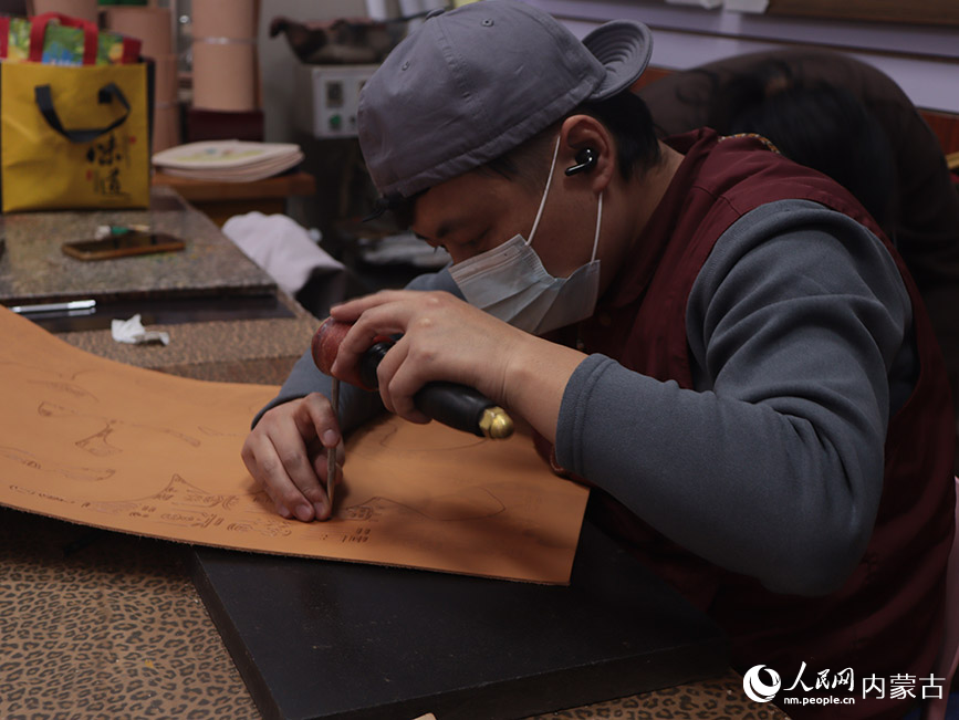 匠人制作工藝品。實習生 劉迎雪攝