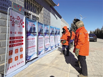 “就業(yè)服務(wù)進驛站”活動。