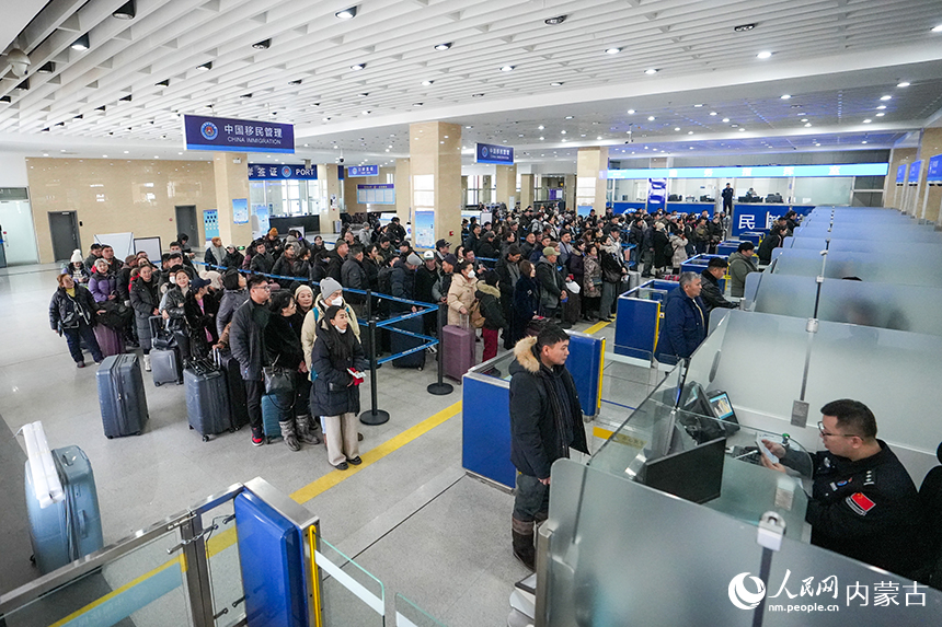 二連浩特公路口岸旅檢執(zhí)勤現(xiàn)場(chǎng)繁忙景象。楊金燁攝