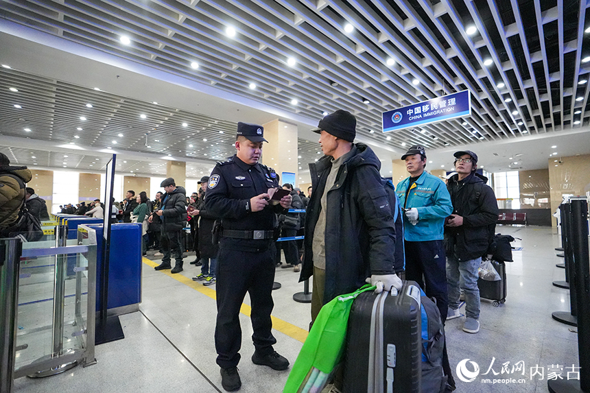 內(nèi)蒙古出入境邊防檢查總站二連出入境邊防檢查站移民管理警察為旅客提供高效通關(guān)服務(wù)。楊金燁攝