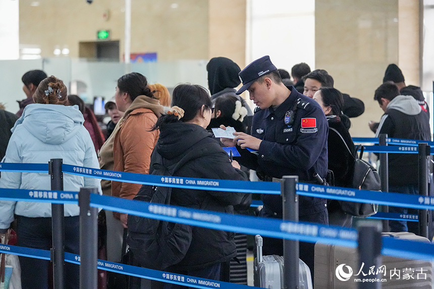 內(nèi)蒙古出入境邊防檢查總站二連出入境邊防檢查站移民管理警察為旅客提供高效通關(guān)服務(wù)。楊金燁攝