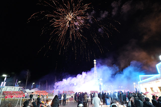 冰雪季冷極村游客看煙花