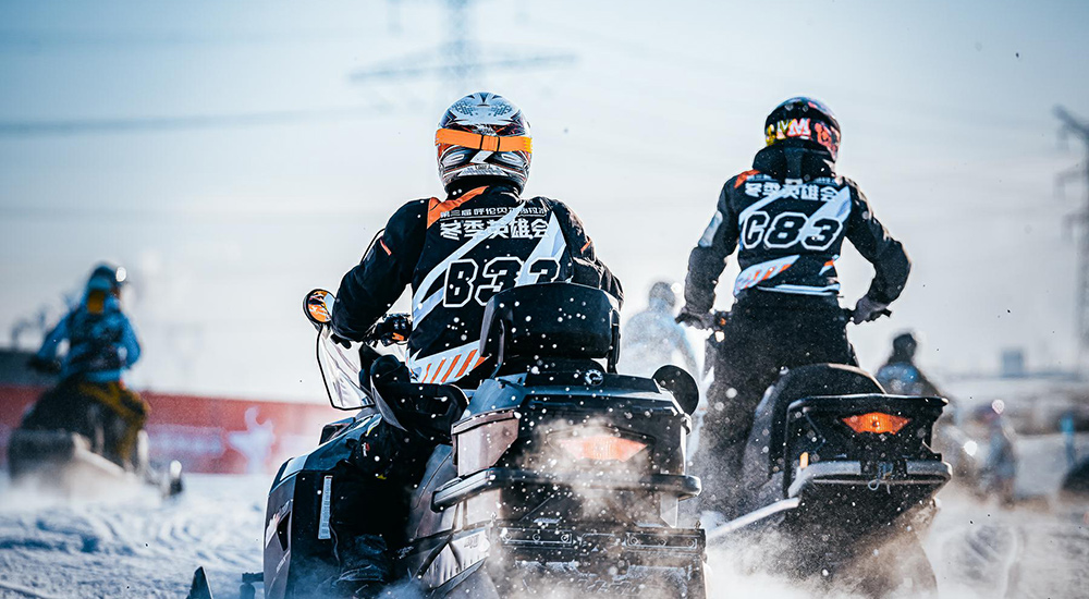 風裹雪粒，雪摩托競速，冬季英雄會的心跳。