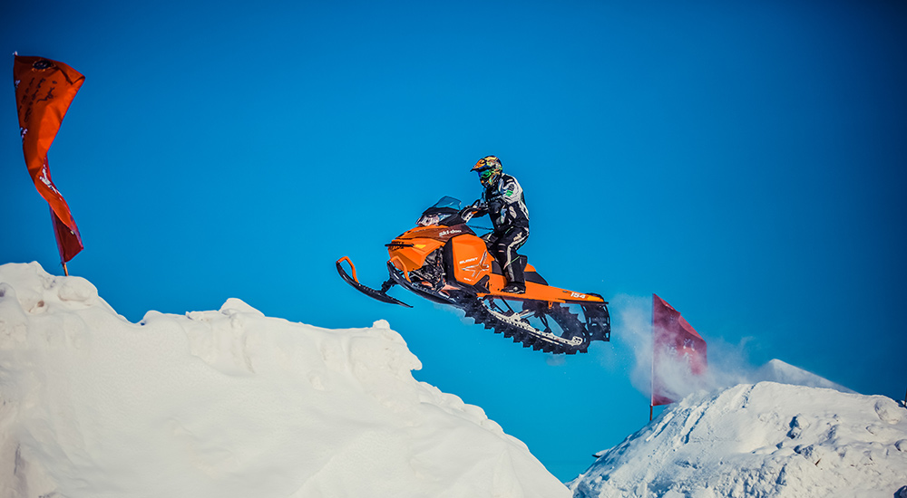 雪摩騰躍，這藍天下的弧線，就是呼倫貝爾的浪漫詩畫。