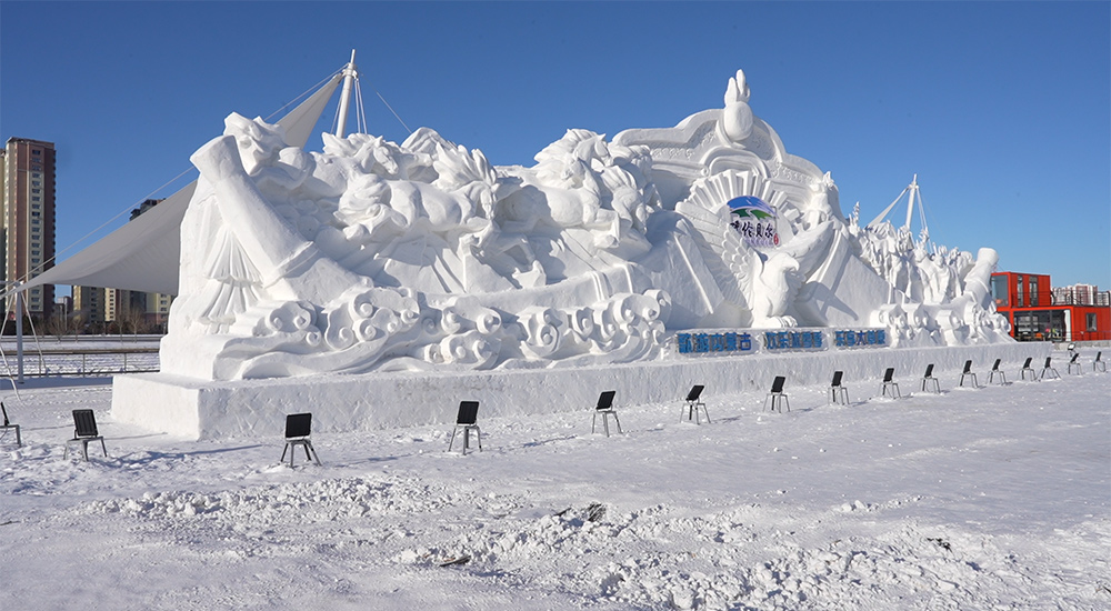 雪雕奔馬入云，呼倫貝爾把遼闊刻進冬日。