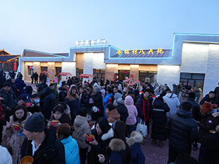 冷極村游客們品嘗各種美食