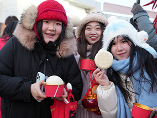 冰雪季冷極村品嘗剛出鍋的大饅頭
