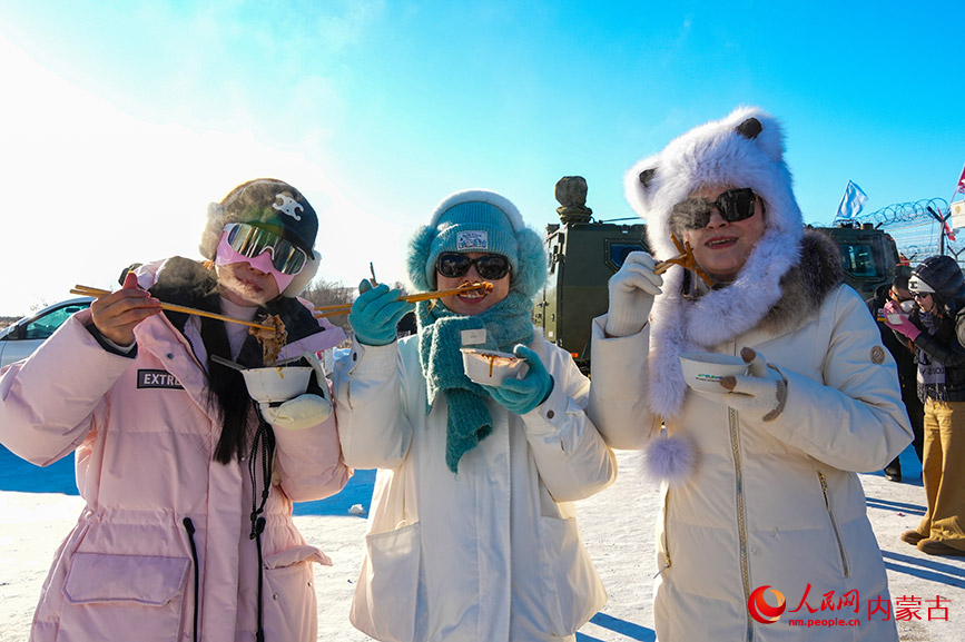 游客在冰雪盛宴中品嘗現(xiàn)煮羊肉，熱氣驅(qū)散嚴(yán)寒，笑容溫暖冬日。實(shí)習(xí)生 牛佳攝