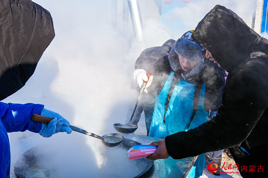 工作人員正為游客盛上一碗熱氣騰騰的羊雜湯，香氣四溢，暖意從手心傳至心底。實(shí)習(xí)生 牛佳攝