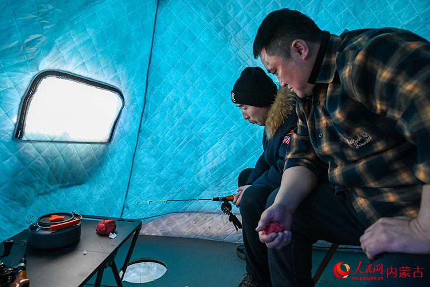 暖帳內(nèi)，冰釣者凝神靜氣，緊盯冰洞，靜待魚兒上鉤。實習(xí)生 劉迎雪攝