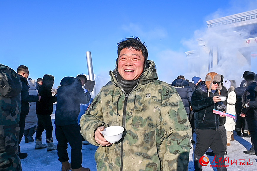 冰釣活動(dòng)的美食區(qū)里，游客等待品嘗美食。實(shí)習(xí)生 劉迎雪攝