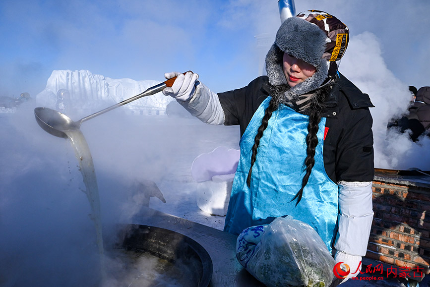 工作人員在冰釣美食匯現(xiàn)場(chǎng)熬制羊雜湯，大鍋熱氣升騰，香氣彌漫在寒冷的空氣中。實(shí)習(xí)生 劉迎雪攝